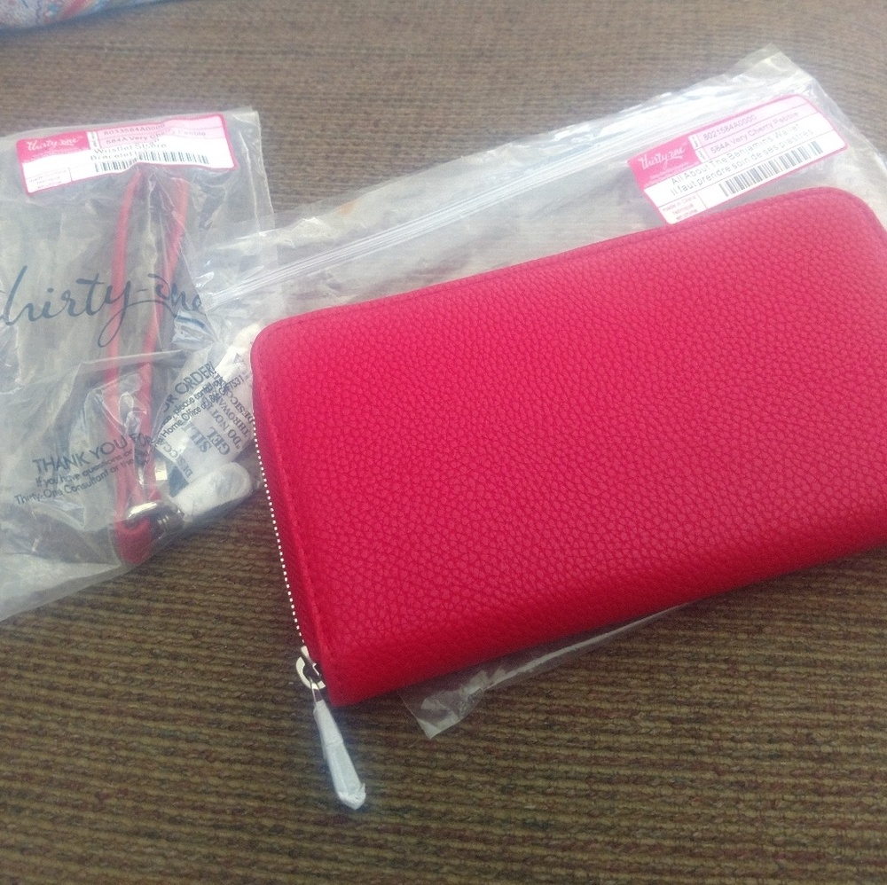 31 Benjamin Wallet and wristlet
